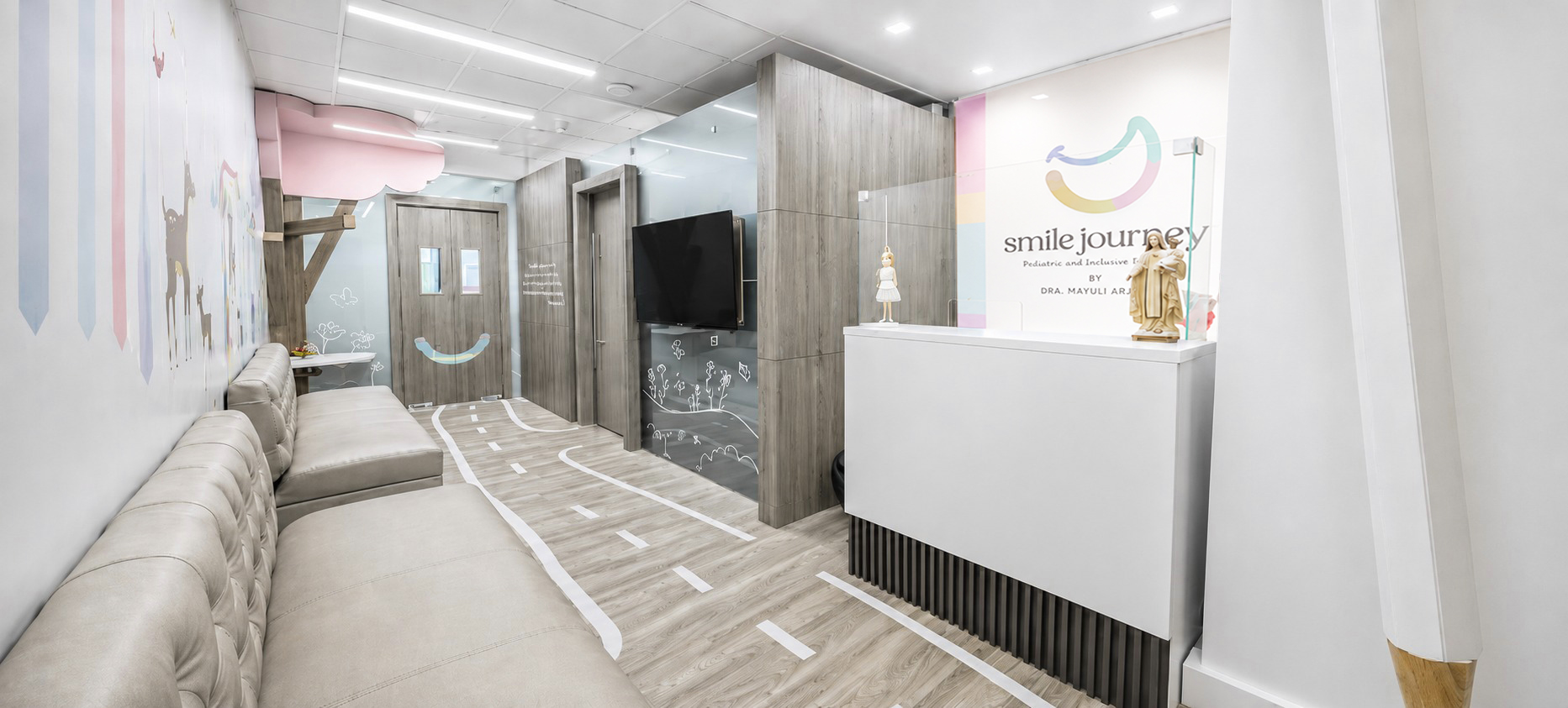 Recepción de la clínica dental pediátrica Smile Journey